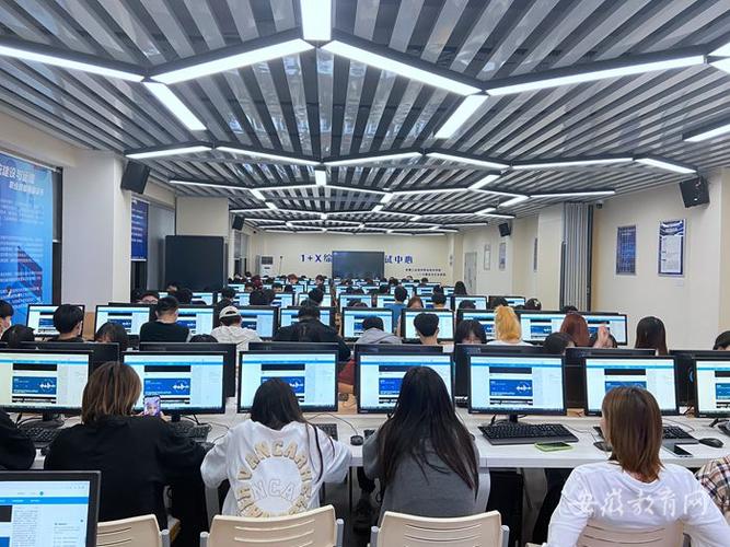 全院26个专业共2200余名学生将分三轮完成软件开发和人工智能两个方向